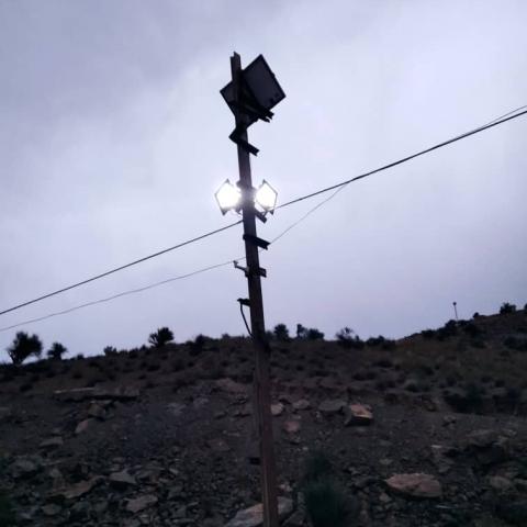 نصب دو عدد پروژکتور خورشیدی 100 وات جهت تامین روشنایی محوطه